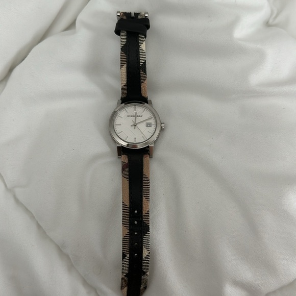 Burberry women’s watch. In excellent condition- only worn a handful of times. - Picture 3 of 3